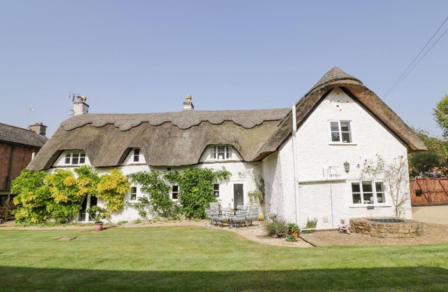 MILLSTONE HOUSE, pet friendly, character holiday cottage in Fleckney