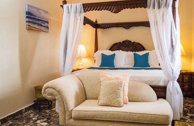 Milltops: 2-bedrooms, Pool , AC and WiFi located in Christ Church Barbados.