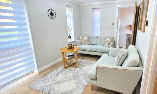 Milton Keynes 3BR Stylish Home, Sleeps 4, Families, Parking