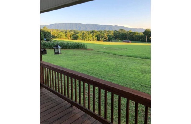 "Mimi n Bibi's" Country Home with a Mountain View