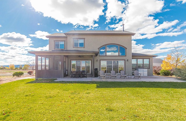 Mimosa Fields: Luxury Stay with Outdoor Retreat