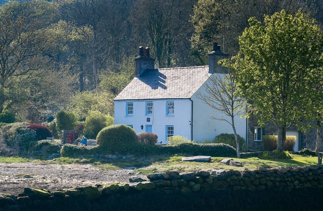 Min y Mor Menai - sleeps 8 guests in 4 bedrooms