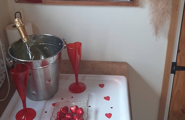 Min yr Afon - Cabin - Sleeps 2 - Hot Tub - Parking