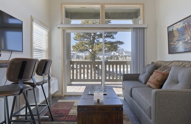 Minaret Cabin – A Scenic Tiny Home with Mountain Elegance in Mammoth Lakes