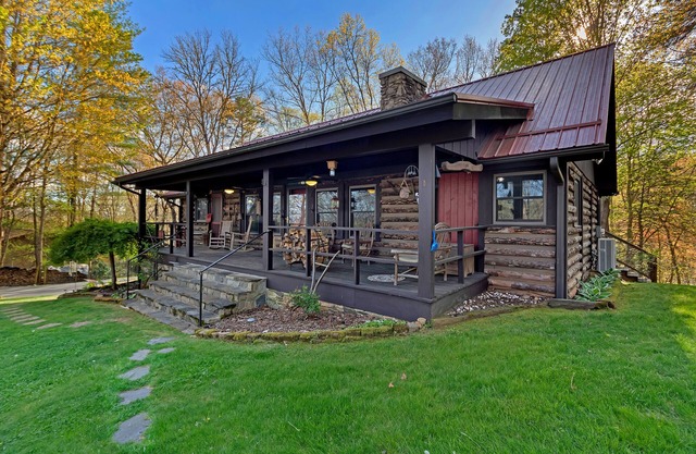 Mine Mountain Cabin, convenient location! 4 bedrooms, real log cabin
