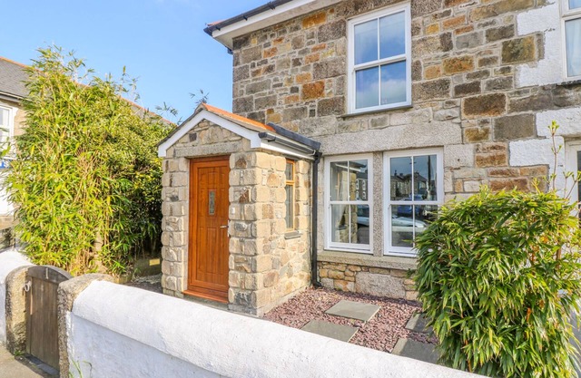 MINER'S REST, pet friendly, character holiday cottage in Troon