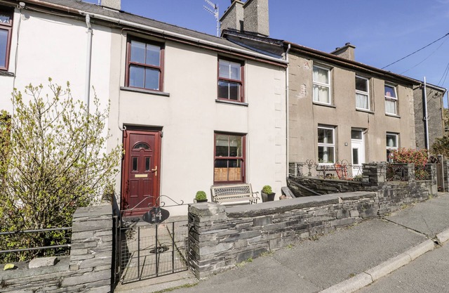 MINERS COTTAGE, pet friendly, with open fire in Blaenau Ffestiniog