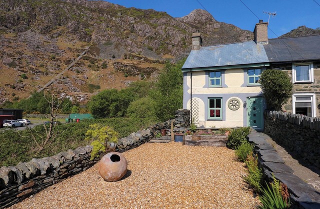 MINERS REST, pet friendly, with open fire in Blaenau Ffestiniog