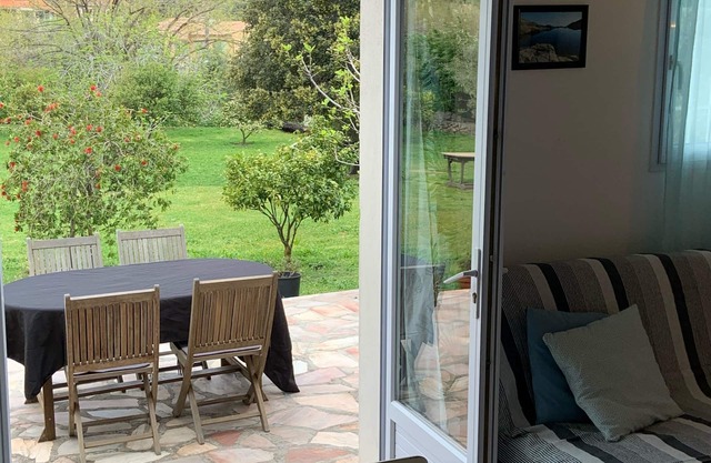 Mini house Ile-Rousse with large garden 5 minutes from the beach and shops
