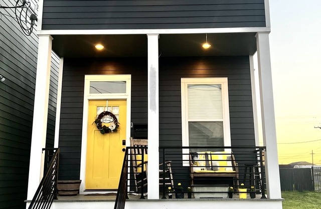 “Mini Magnolia”: Quiet 2 Story 3BR Home Near mid-city (No Pets/Animals)