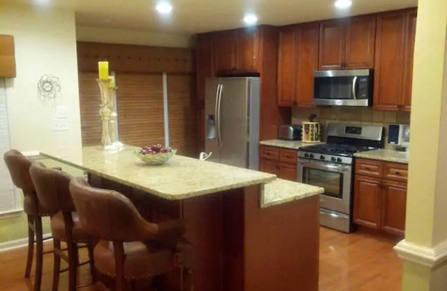 Mini Mansion 4,100 sf NCSU/Downtown, 6br, 10 beds