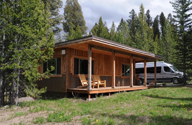 Mini-Moose Cabin-Best Value & Only Minutes to Yellowstone Park!