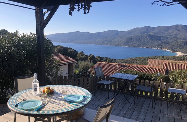 Mini-villa, magnificent sea view - heated pool - residence in Serra Di Ferro