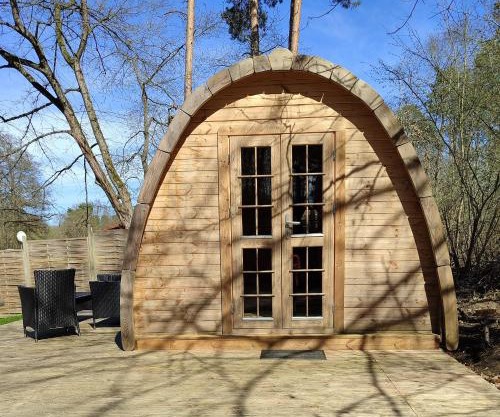 Minihotel "Hobbit Town" am See an der Mecklenburger Seenplatte, Schlaffass