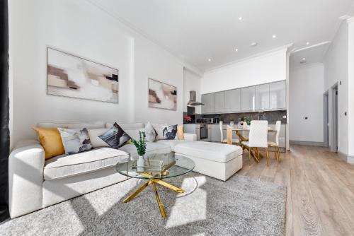 Minimalist Luxe 2BR Designer Retreat in Prime Kensington for 6 Next to Station Harrods