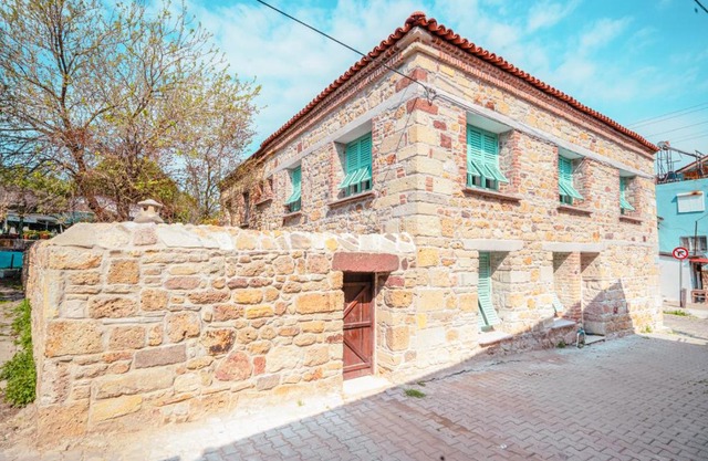 MINIQ HOMES 104 - The Luxurious Stone Retreat