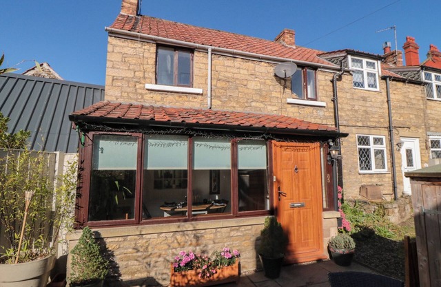 MINN'S COTTAGE, pet friendly, character holiday cottage in Snainton