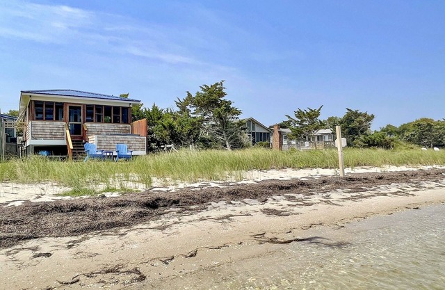 Minnow: Waterfront efficiency cottage, hot tub, private sandy beach.