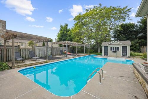 Mins to Beach Downtown 5BR w Pool Patio and BBQ