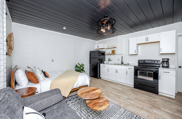 Mins to Beach/Private Studio House w/Yard/Walk to downtown/Free parking