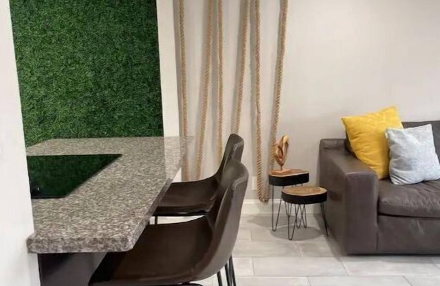 Mins to downtown/airport, backyard & free parking