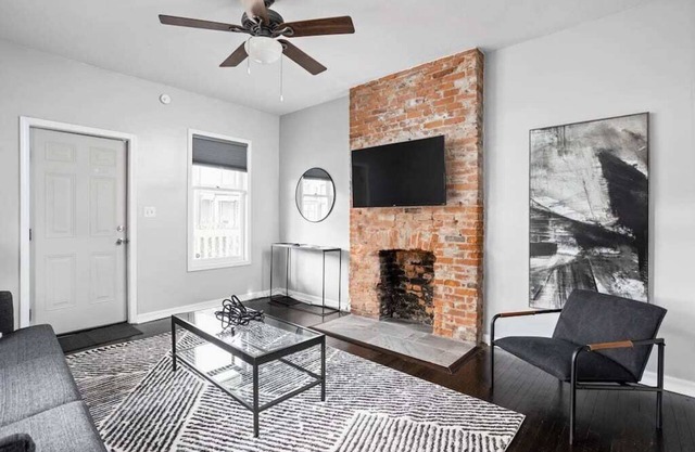 Mins to Downtown, 3 Queens, Free Parking