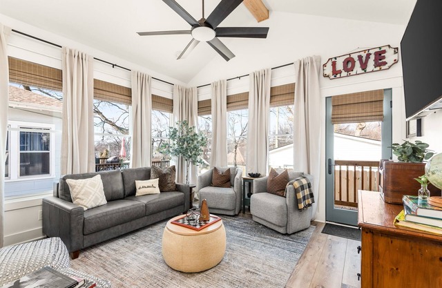 Mins to Downtown Nashville | Walk to Dining, Bars | Single Level | King Beds