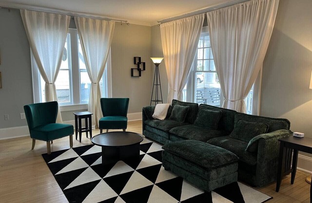 Mins to Downtown - Spacious Home
