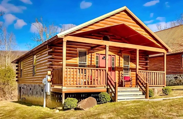Mins to DT Gatlinburg | Hot Tub | Community Pool