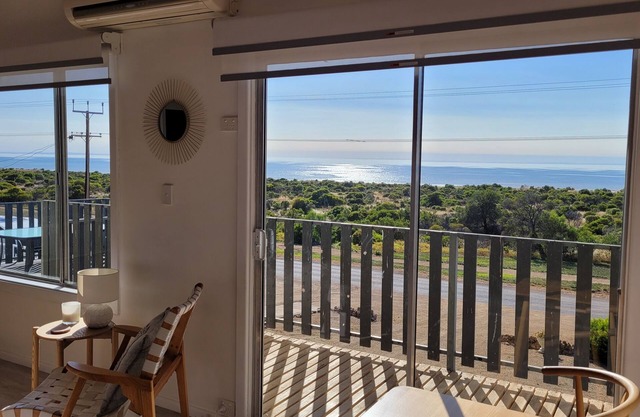 Mint by the Sea - Esplanade location, sea views! Free WiFi! Off Peak Special!