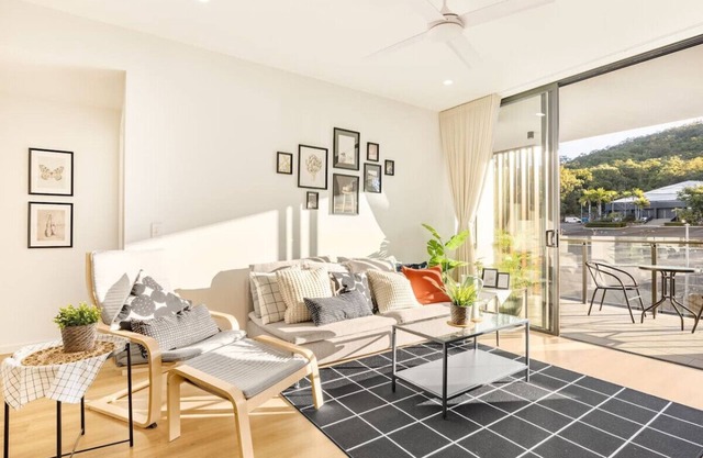 Mint New Stylish 3Beds Apt View/Shops/Highway!