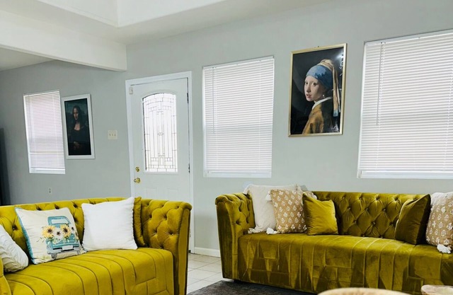 Minutes away from French Quarter and Superdome. Sleep 12+