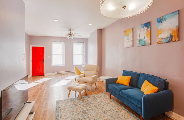 Minutes away from Center City ! Modern Home Pet-Friendly!