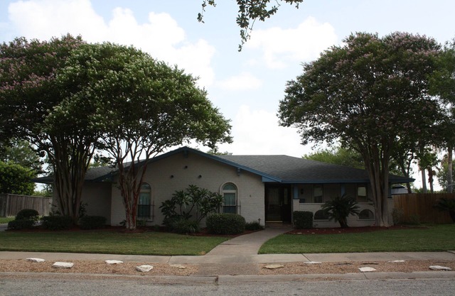 MINUTES FROM BEACH, LUXURIOUS HOME, GREAT FOR FAMILIES! POOL TABLE!