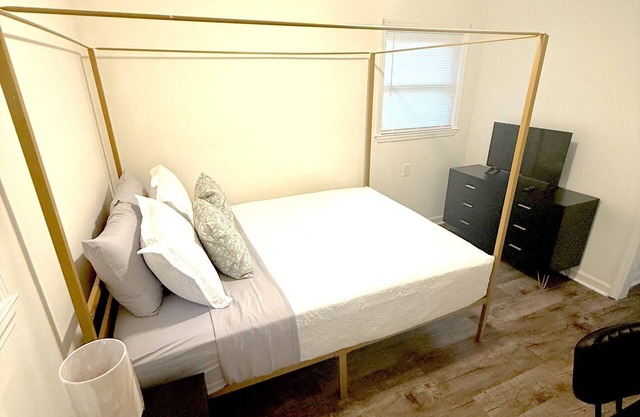 Minutes from Downtown Huntsville-Greenside Cottage