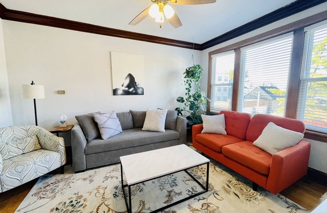 Minutes from Downtown Gorgeous ,spacious 2BD/1BA w/Parking