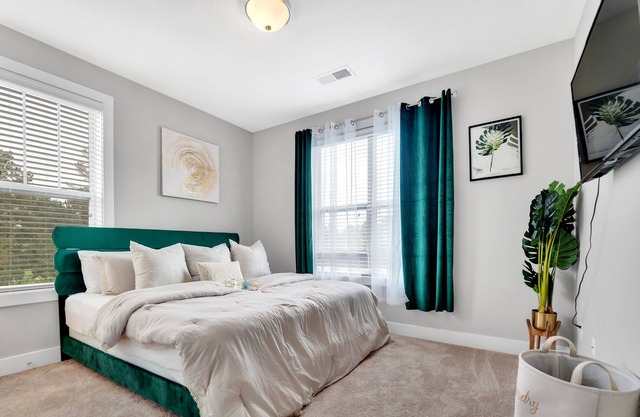 Minutes from Downtown Raleigh w/pool, gym and games