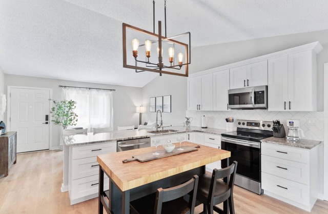 Minutes from it all! Spectacular Views, 2 Boat Ramps, and a Community Park