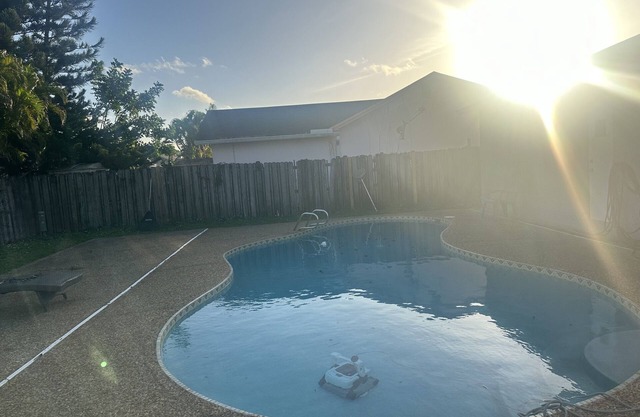 Minutes from Sawgrass, Minutes from the Beach. Clean and Spacious with pool
