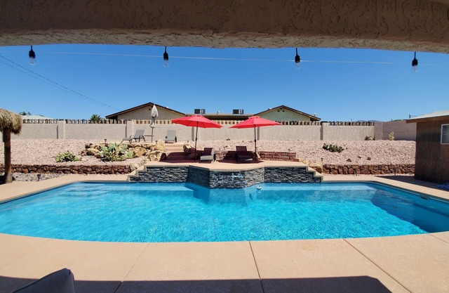 Minutes to Lake Havasu and Havasu Riviera Marina! Beautiful pool & spa home!