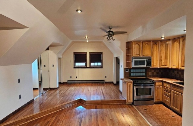 Minutes to Saugerties & HITS Horse show. nAbove garage w/own private entrance.