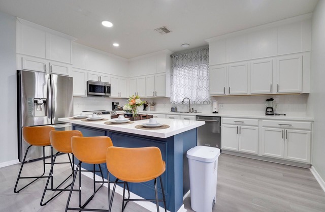 Minutes to the theme park! Family-sized with pool