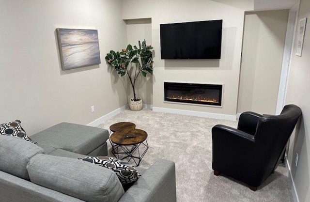 Mirror Lake Home - Close to shopping and walking paths!