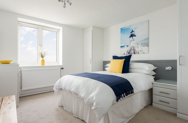 Mirror View Suite · A Westcliff Wonder! 2 beds. Sea views. Parking.