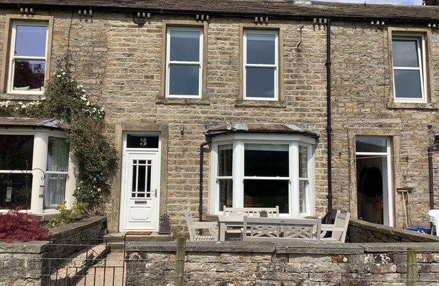 MISS BURROW'S HOUSE, pet friendly, character holiday cottage in Hawes