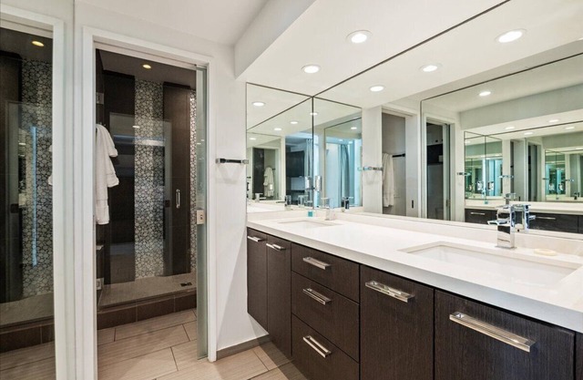 Mission Beach 7 Bedroom Castle w/Rooftop Deck & Hot Tub