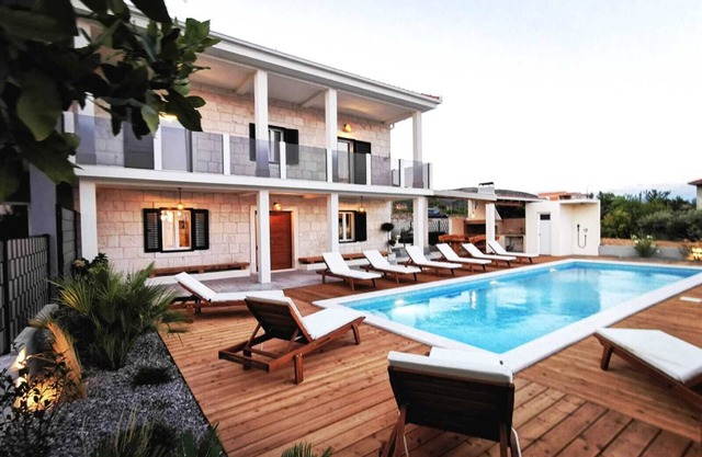 Mix of modern and antique , New visage villa Antico