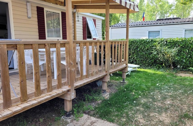 Mobile Home 'Mobil-home Domaine De Dugny' with Lake View, Private Terrace and Private Garden
