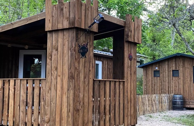 Mobilheim Holz - 26m2 mit überdachter Terrasse/2 Schlafzimmer 4 Personen
