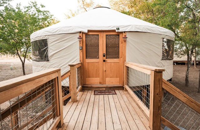 Mockingbird Yurt/Cold A/C! Hot Tub/Medina River Access/River Yurt Village